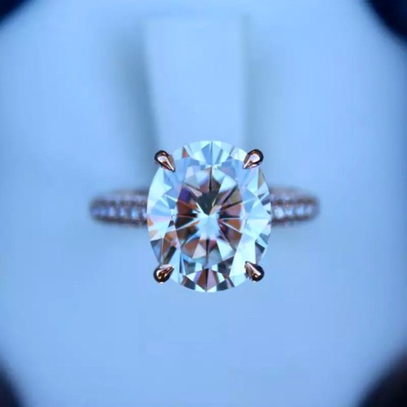 Beautiful Classic Oval Cut Silver Diamond Ring - Picture 4 of 7